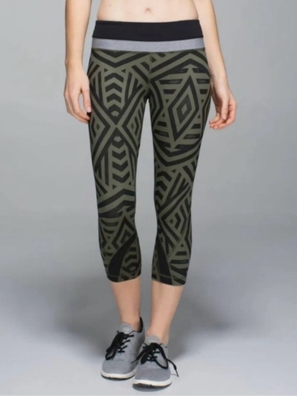 Lululemon Inspire Crop Chevron Shuffle Fatigue Green Black Size 4